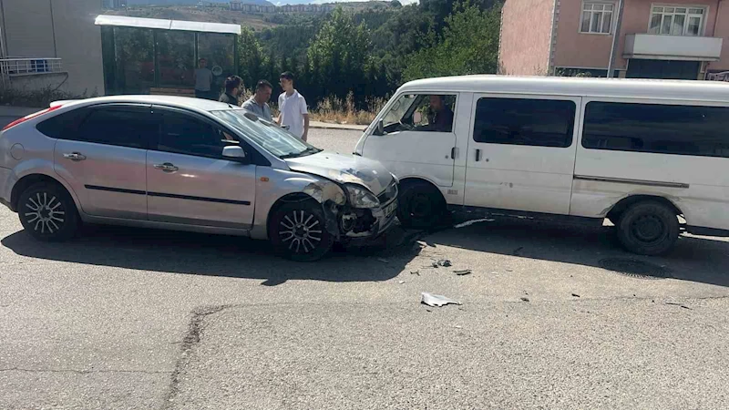 Otomobil ile panelvan minibüs çarpıştı: Kaza anı kamerada
