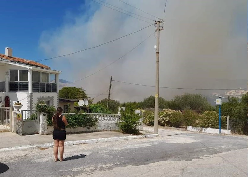 Çeşme’de yangın büyüdü, 5 uçak ve 18 helikopterle müdahele sürüyor
