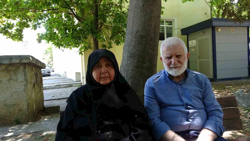 Kızı ve damadıyla ortak aldıkları evden atılan yaşlı çift, günlerini cami avlusunda geçiriyor
