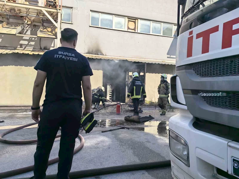 Bursa’da mobilya fabrikası alev alev yandı
