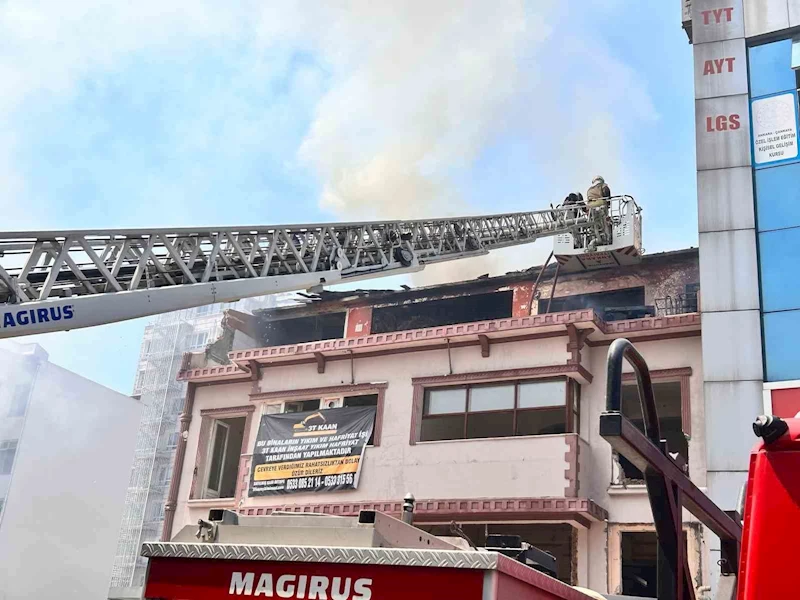 Başkentte metruk bir binada yangın çıktı
