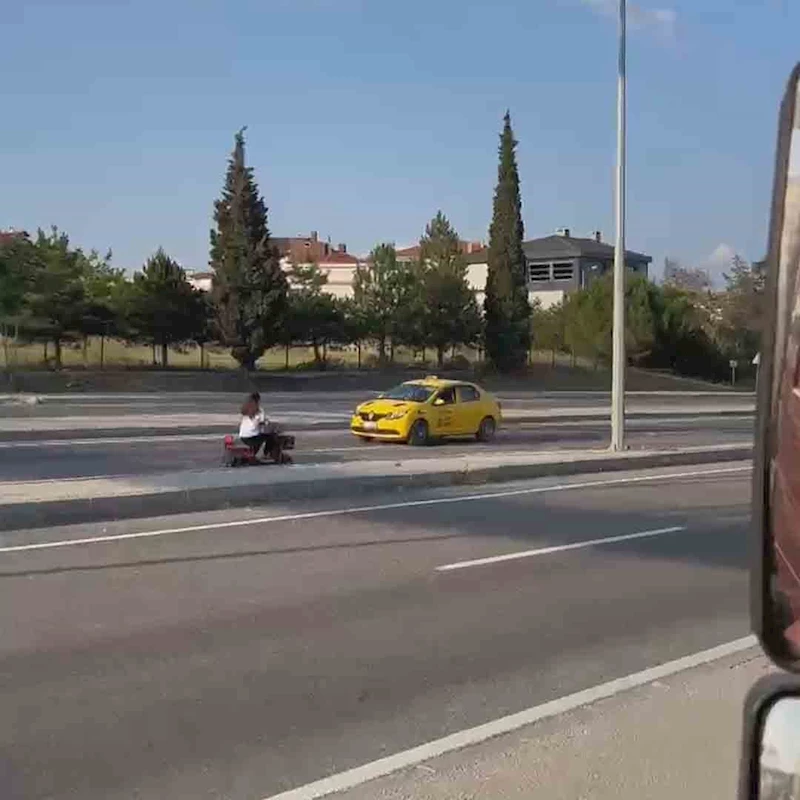 Elektrikli bisikletle ters yönde ilerlerken kameraya yakalandı
