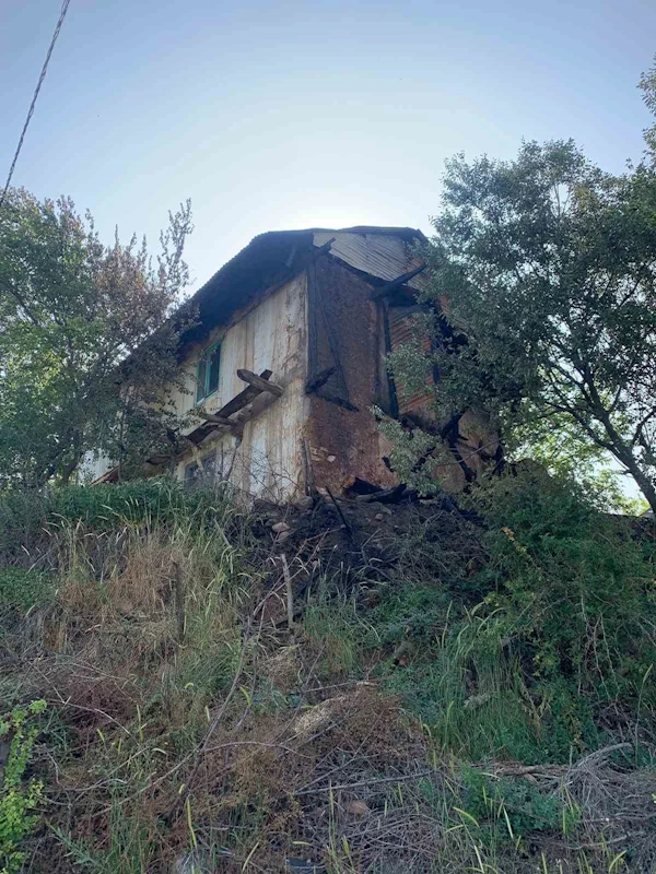 Yangında ahşap evi zarar gören 88 yaşındaki kadına yardım eli uzandı
