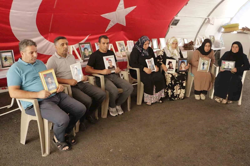 Annelerinin evlat nöbeti kavurucu sıcaklara rağmen devam ediyor
