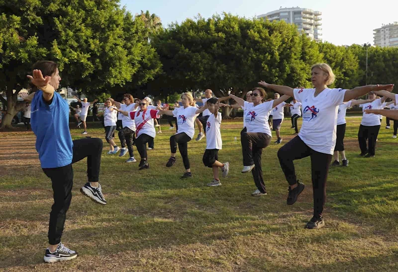 Mersin’de sabah sporları deniz kenarında yoğun ilgiyle devam ediyor

