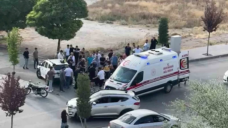 Otomobil ile motosiklet çarpıştı 2 yaralı
