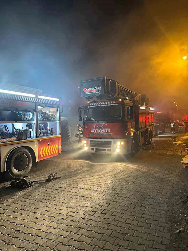 Ayvalık’ta zeytinyağı paketleme bölümündeki yangın söndürüldü
