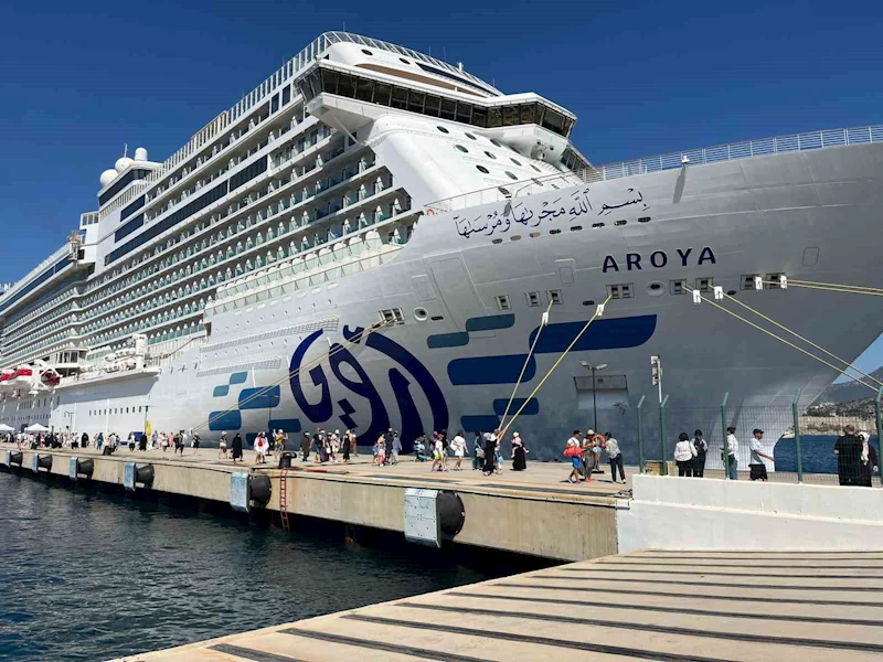 Bodrum’a gemiyle 2 bin 241 yolcuyla geldi
