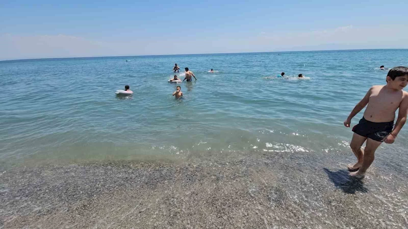 Van Gölü sahilleri Ege’yi aratmıyor
