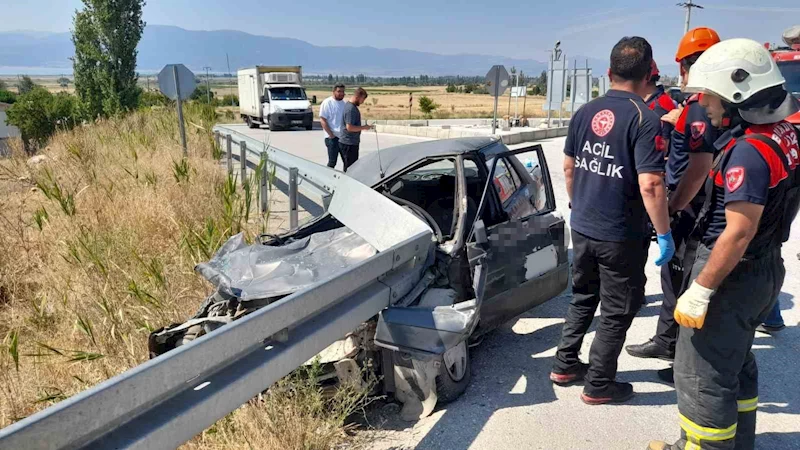 Bariyerlere saplanıp hurdaya dönen araç sürücüsü yaralandı
