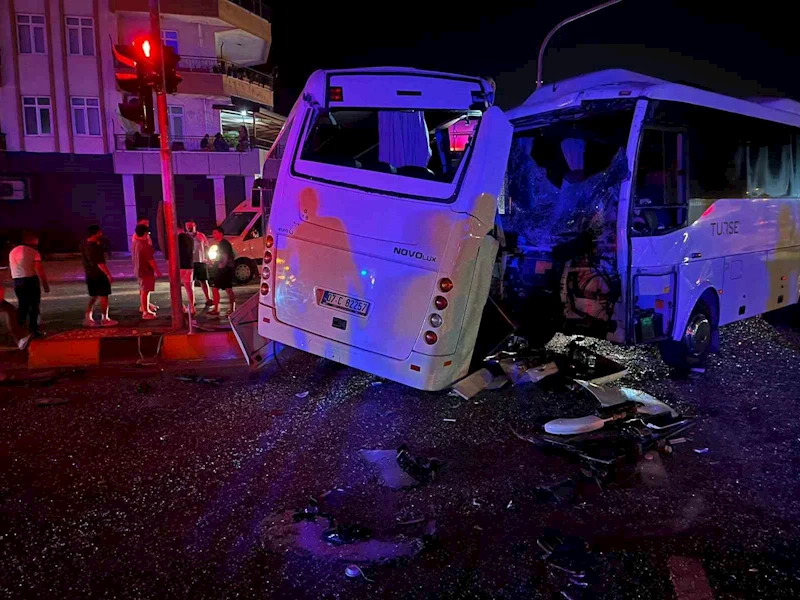 Antalya’da 3 midibüs birbirine girdi, ortalık savaş alanına döndü: 6 yaralı
