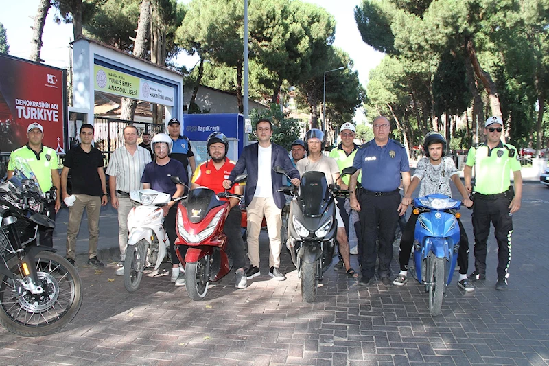 Kula’da motosiklet sürücülerine ücretsiz kask dağıtıldı
