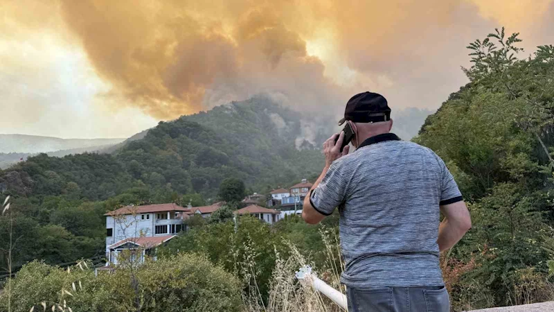 Sakarya’da alevlere müdahale sürüyor: Nuruosmaniye Mahallesi boşaltıldı
