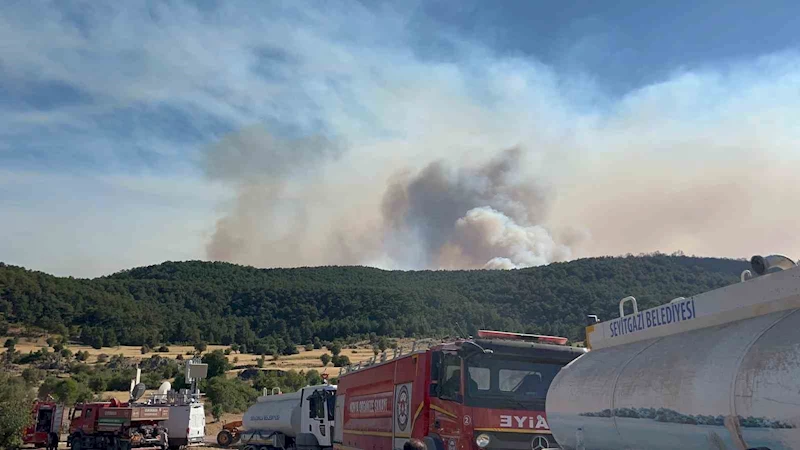 Alevlerin ortasında kalan ekipler mağaraya sığındı
