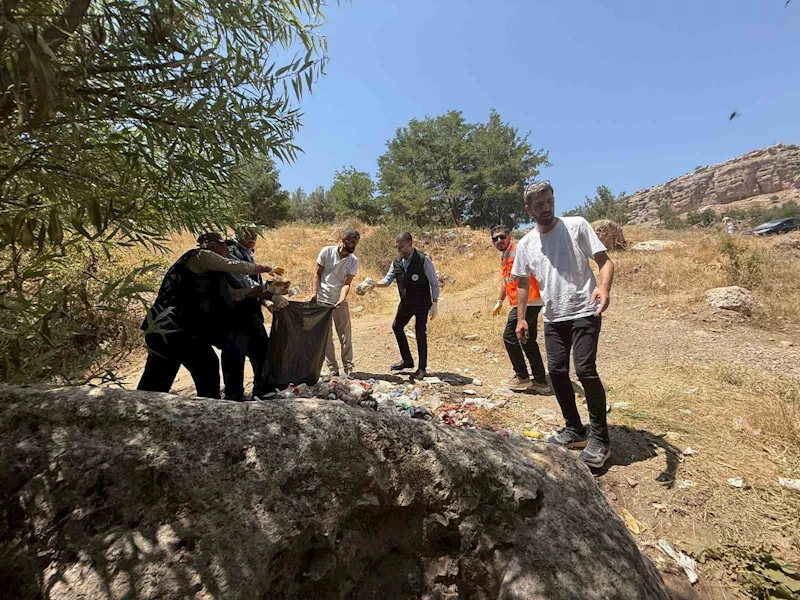 Eğil Belediye Başkanı ve personel piknik alanında çöpleri temizledi
