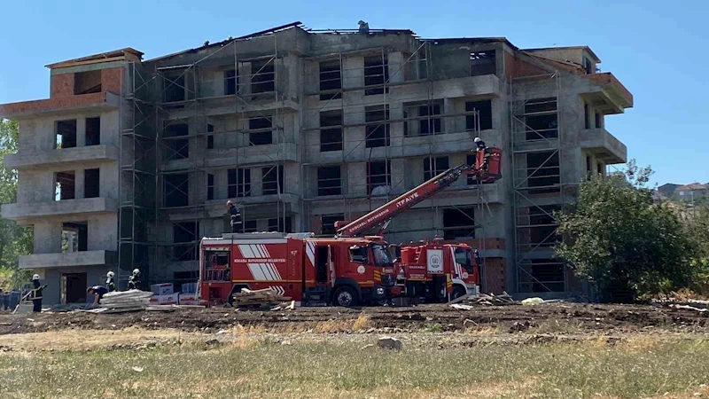 İzolasyon çalışması sırasında çatı alevlere teslim oldu
