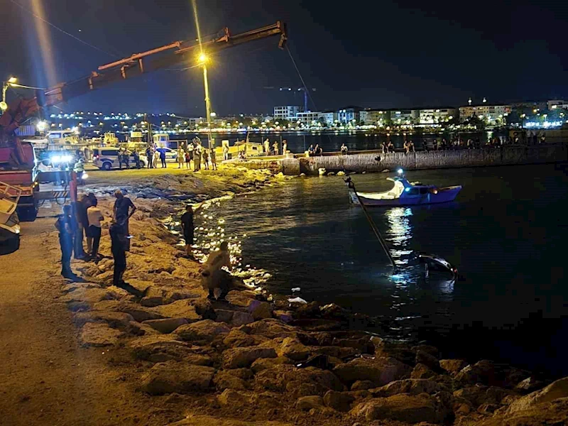 Silivri’de park halindeki araç denize uçtu
