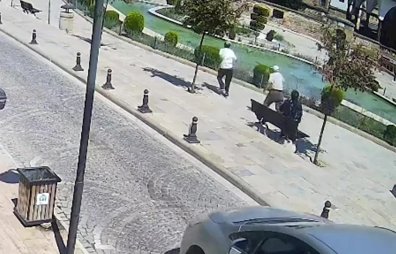 Telefon dolandırıcısı, yaşlı kadının paralarını alıp kaçtı: O anlar kamerada
