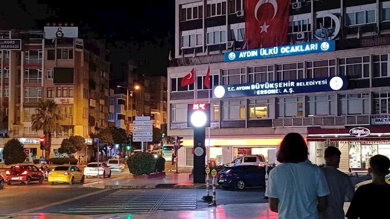 Akşam termometre 35’i gösterdi Aydınlılar serinlemek için meydana akın etti
