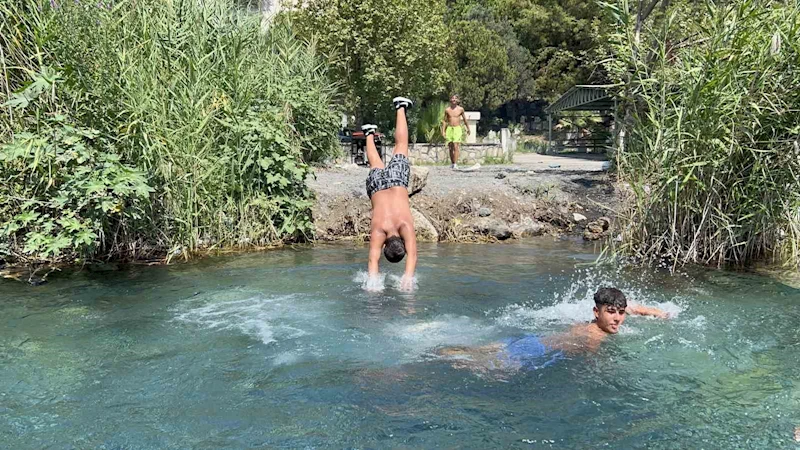 Kavurucu sıcaktan bunalan vatandaşlar, soluğu buz gibi suyuyla mest eden doğal kaynak suyunda aldılar

