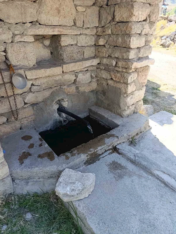 Beyşehir’de yeniden akmaya başlayan çeşme mahalle sakinlerinin yüzünü güldürdü
