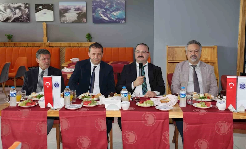 Rektör Hacımüftüoğlu okul yöneticileriyle bir araya geldi
