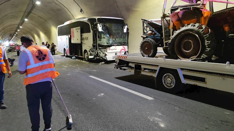 Amasya’da tünelde yolcu otobüsüyle traktör çarpıştı: 1 yaralı
