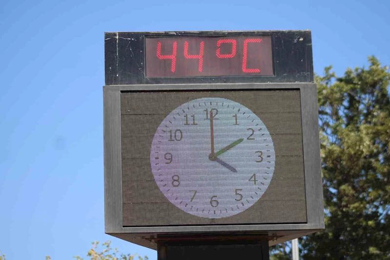 Termometre 44 dereceyi gösterdi, vatandaşlar sığınacak gölge aradı

