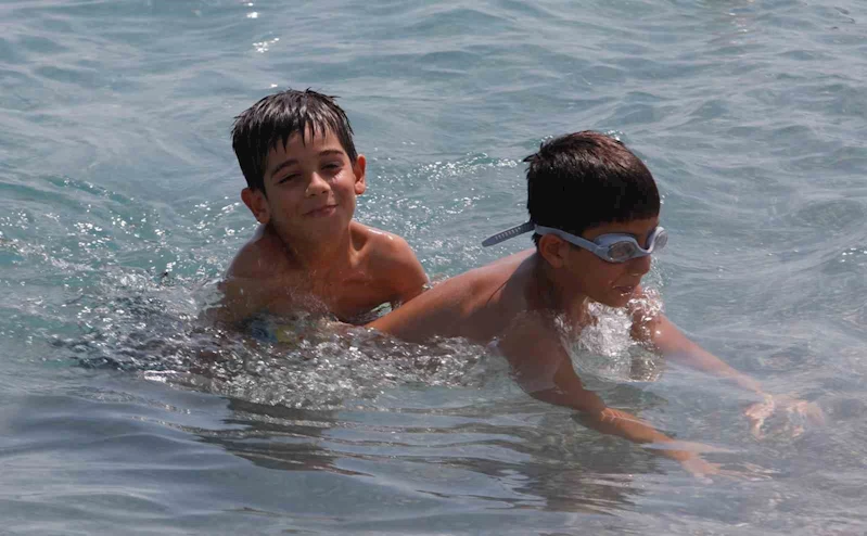Antalya’da hava sıcaklığı 37, deniz suyu 32 derece oldu
