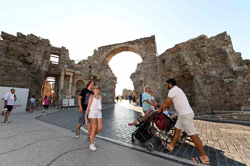 Antalya tüm zamanların günlük turist rekorunu kırdı
