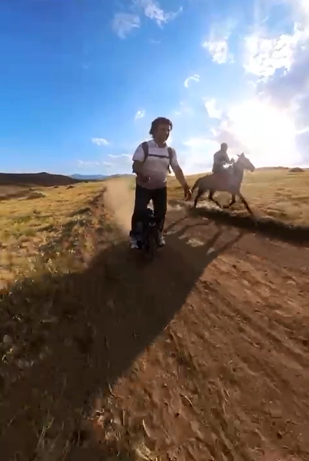 Tek teker ve atın nefes kesen yarışı
