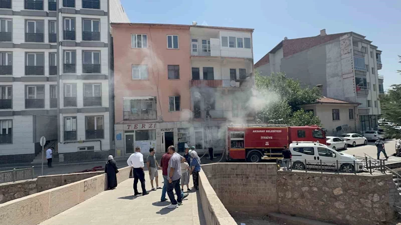 Aksaray’da apartmanda yangın paniği
