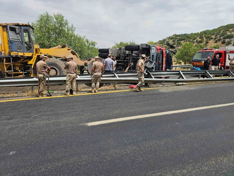 Yangına giden itfaiye aracı devrildi: 1’i ağır 3 yaralı
