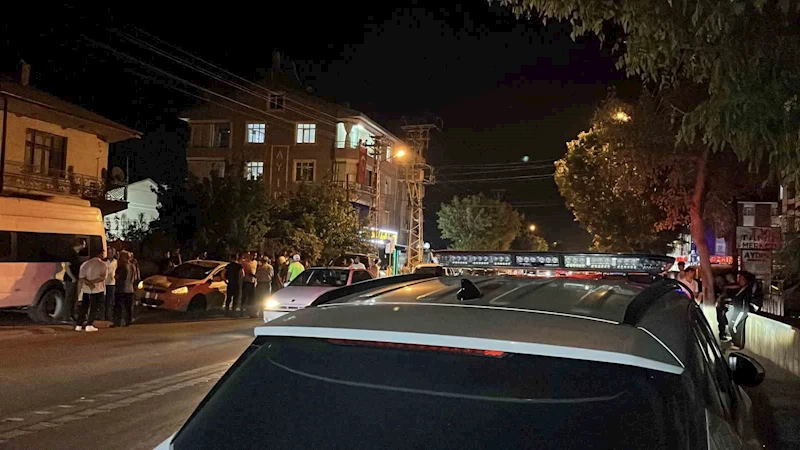 Yola fırlayan çocuğa iki otomobil çarptı
