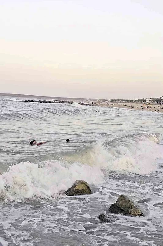 Arnavutköy’de deniz yasağına rağmen boğulma tehlikesi geçirdiler
