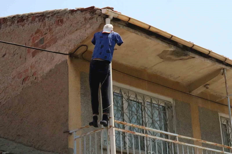 (ÖZEL) Evin balkonuna cansız manken asıldı, görenler ilk bakışta ceset sandı
