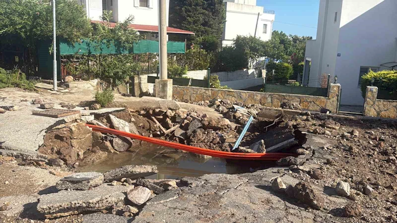 Bodrum’da ana su isale hattı patladı, yol çöktü
