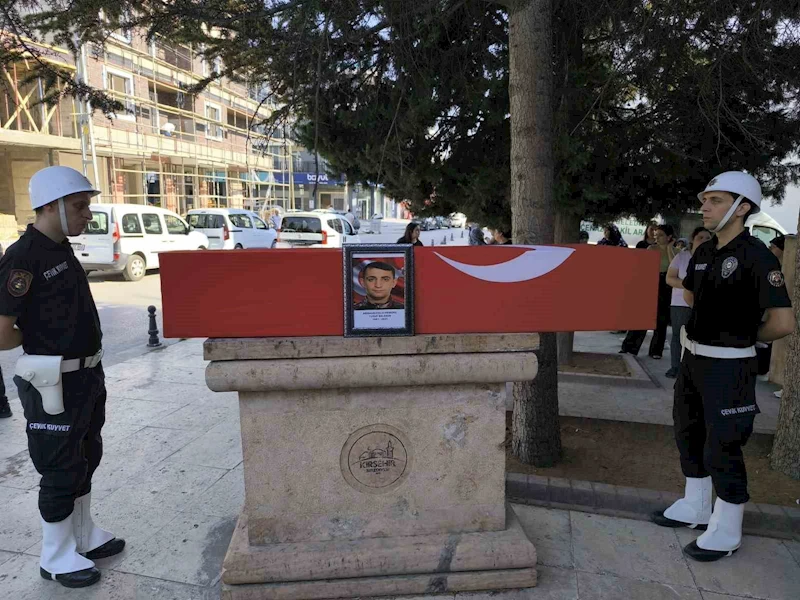 Bir aylık yaşam mücadelesini kaybeden polis memuru son yolculuğuna uğurlandı
