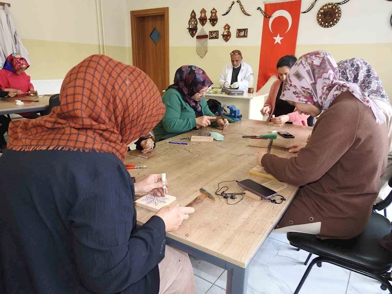 Kadınlar, sedef kakma işlemeciliğini Şahinbey Belediyesi Tesisilerinde öğreniyor
