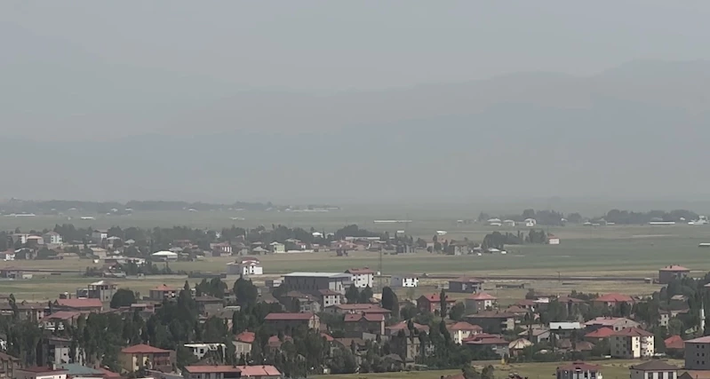 Yüksekova’nın dağları toz bulutu altında kaldı
