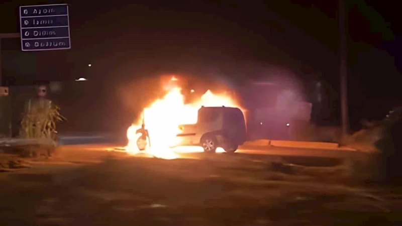 Ağaçlı Kavşağı’nda araç yangını, otombil dakikalar içinde küle döndü
