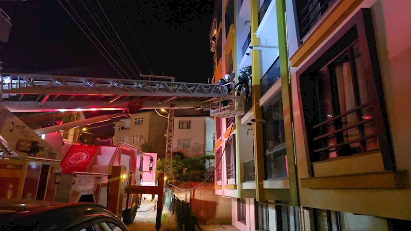 Apartman dairesinden yükselen duman paniğe neden oldu

