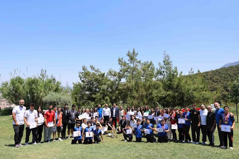Başkan Balaban şampiyon sporcuları kutladı
