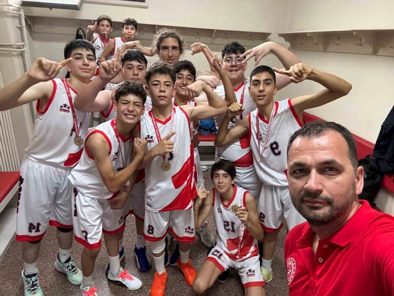 Basketbolda 2 şampiyon
