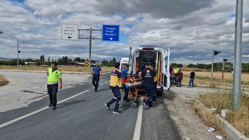 Otomobil ile motosiklet çarpıştı: 2 yaralı
