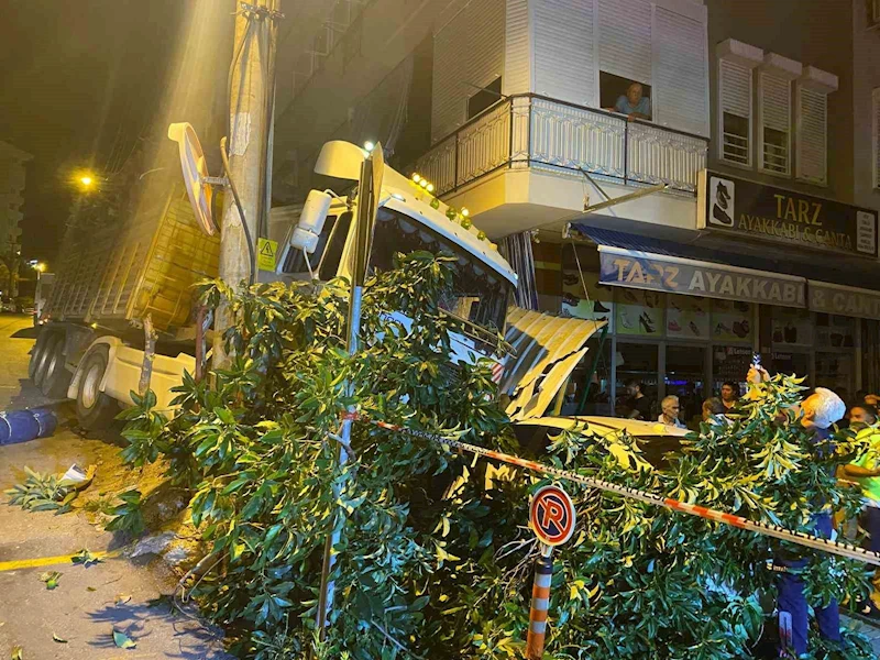 Freni boşalan tır park halindeki 2 otomobile çarparak durabildi
