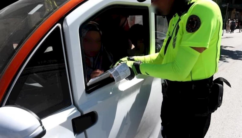 Fazla yolcu taşıyan sürücüden polise ‘3 çocuk 1 kişi yapar’ savunması
