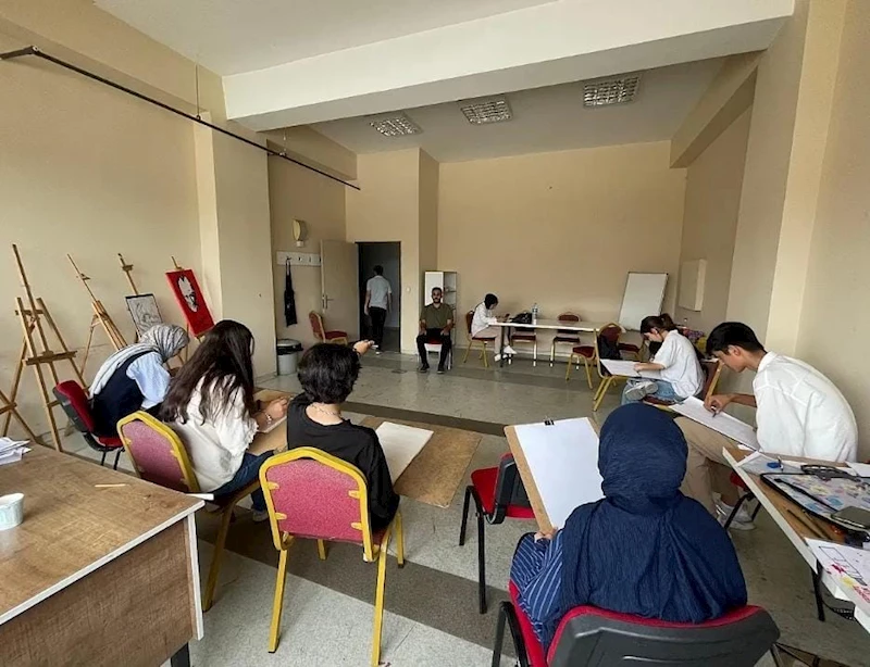 Patnos Gençlik Merkezi, yaz tatilini resim kurslarıyla renklendiriyor
