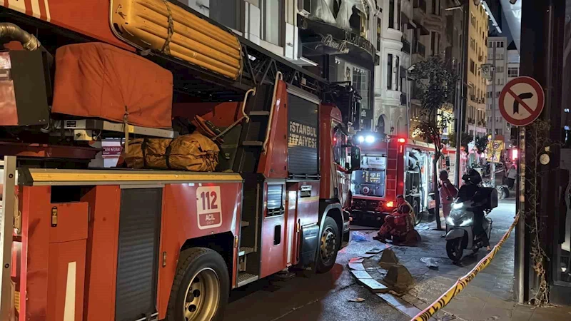 Beyoğlu’nda eğlence mekanı çatısında korkutan yangın
