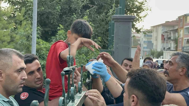 Okul bahçesine girmek isterken koluna demir saplandı, hastaneye demirle kaldırıldı

